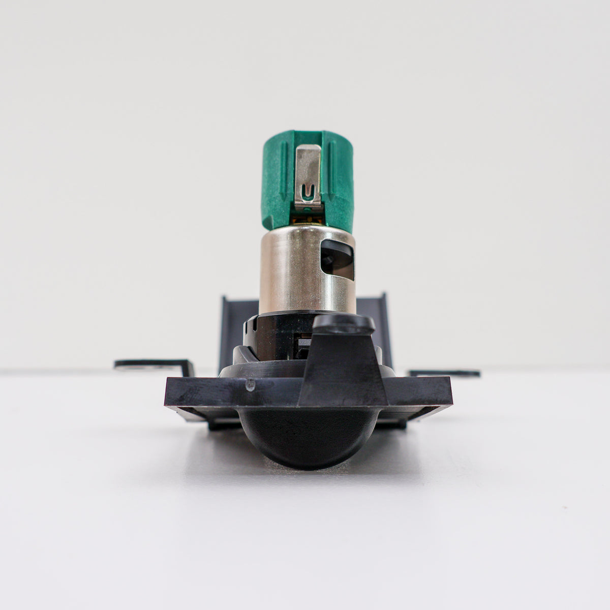 Instrument-panel auxiliary 12V power point outlet with sliding door assembly