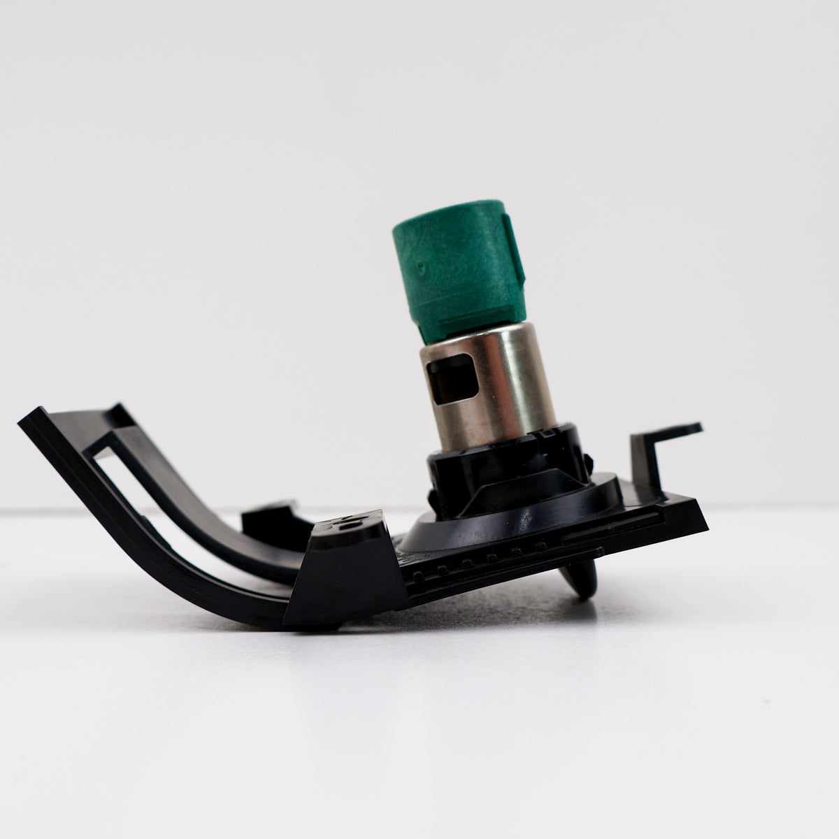 Instrument-panel auxiliary 12V power point outlet with sliding door assembly