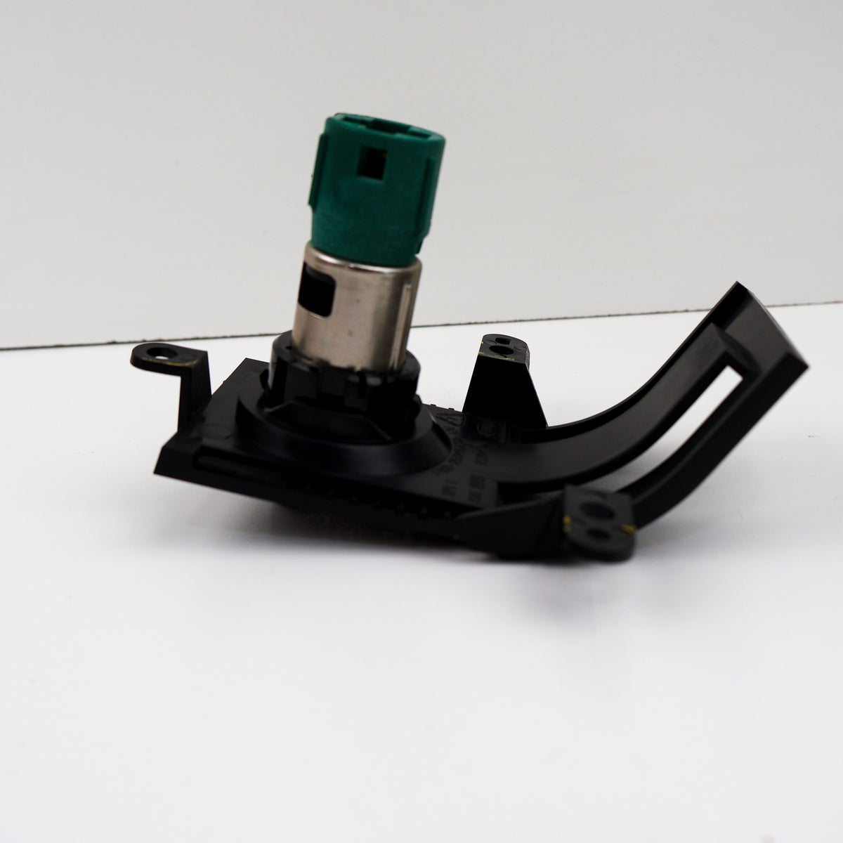 Instrument-panel auxiliary 12V power point outlet with sliding door assembly