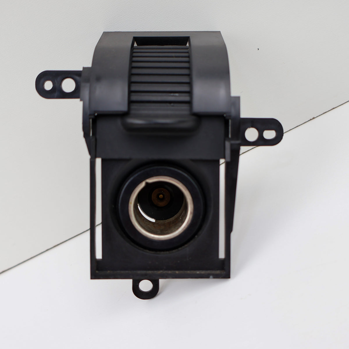 Instrument-panel auxiliary 12V power point outlet with sliding door assembly