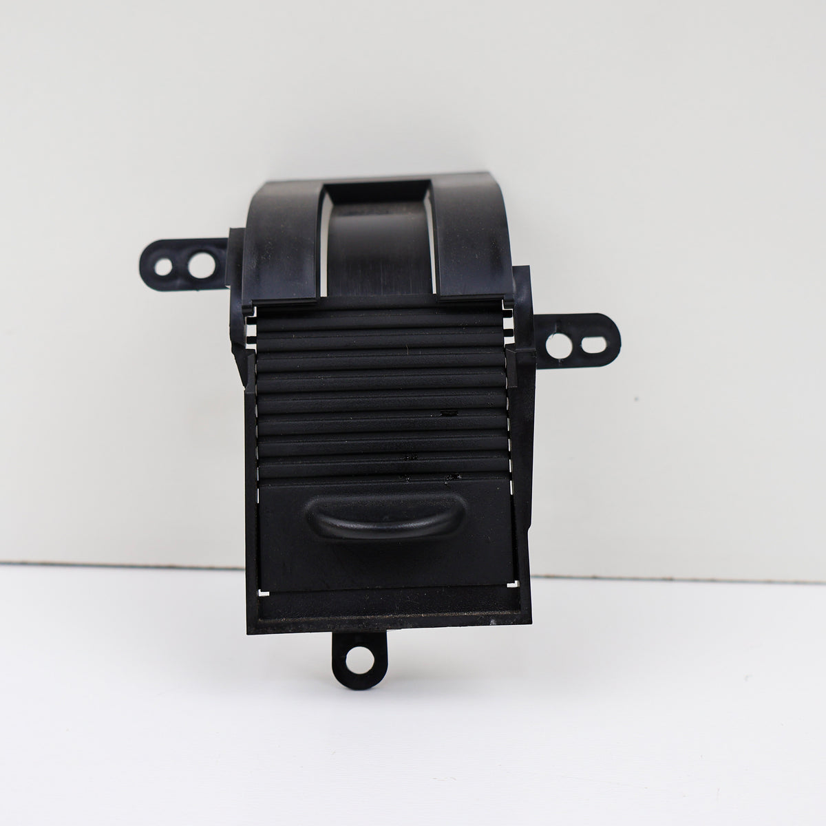 Instrument-panel auxiliary 12V power point outlet with sliding door assembly